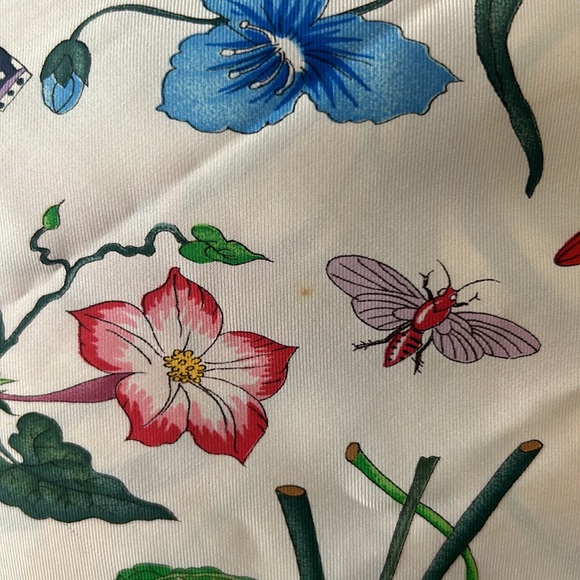 Gucci Floral Scarf. V. Accornero. Rayon and Silk Blend. 33”x33” - Picture 7 of 8